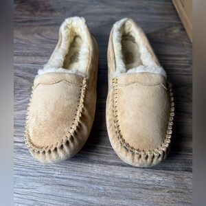 WOMENS UGG SCALLOPED MOCCASIN SLIPPERS TAN